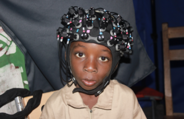 Afbeelding Baanbrekend onderzoek: Hoe cash transfers het welzijn van gezinnen en de hersenontwikkeling van kinderen verbeteren